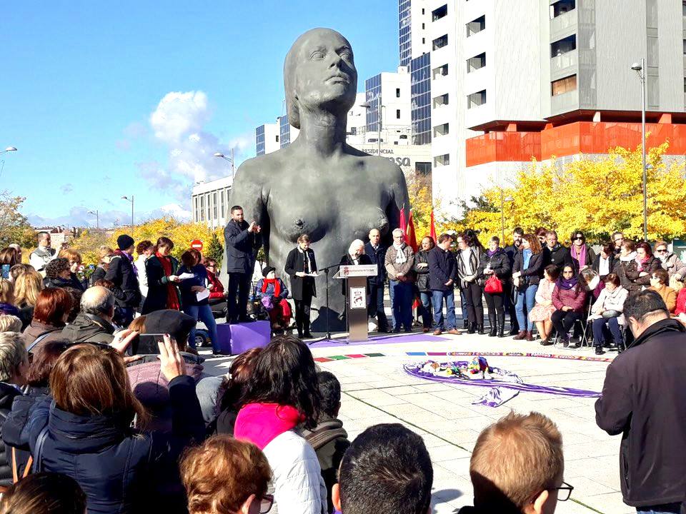 Un año más, vecinos y vecinas se desplazaron a la estatua de «la mujer de Coslada», para rendir homenaje a las mujeres fallecidas por la violencia de género.