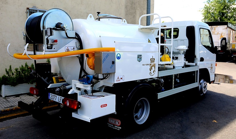 El Ayuntamiento de Coslada adquiere un nuevo camión para labores de limpieza y desatrancos de alcantarillado.