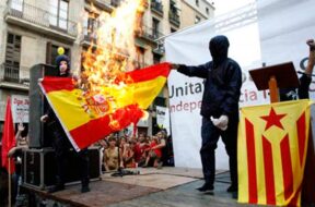 independentistas-queman-bandera