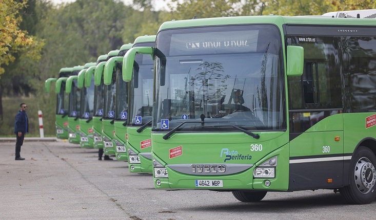 La Comunidad de Madrid estrena 13 nuevos autobuses con capacidad para viajar hasta 105 pasajeros.