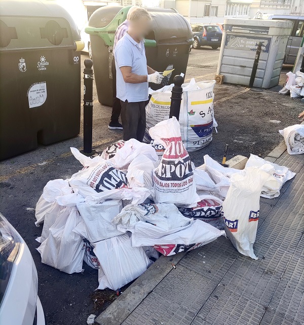 La Policía Local de Coslada identifica a los autores de tres vertidos de residuos.