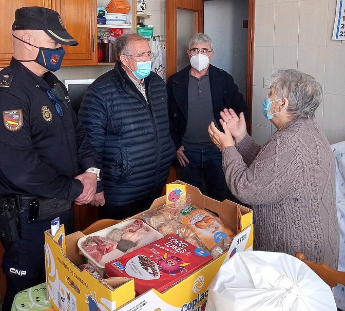 La Policía Nacional participa en la entrega de alimentos a 60 familias necesitadas en Alicante
