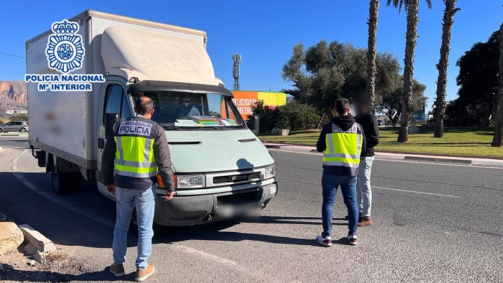 Detenidos un hombre y una mujer, ambos de nacionalidad marroquí, por asaltar al conductor de un camión con cuchillos.