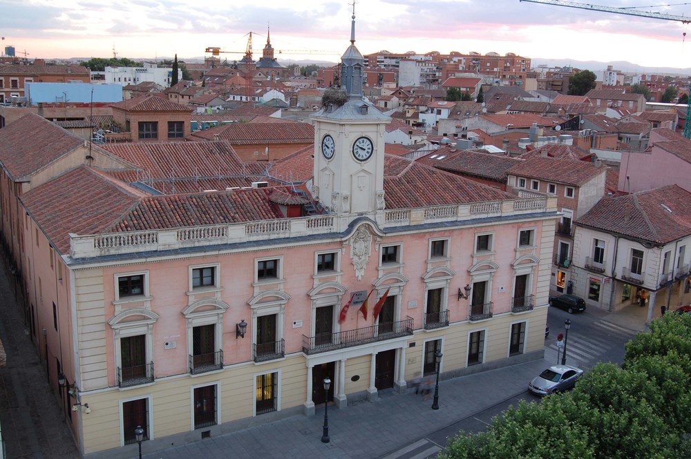 El Salón de Plenos del Ayuntamiento de Alcalá ya luce su nueva reforma.