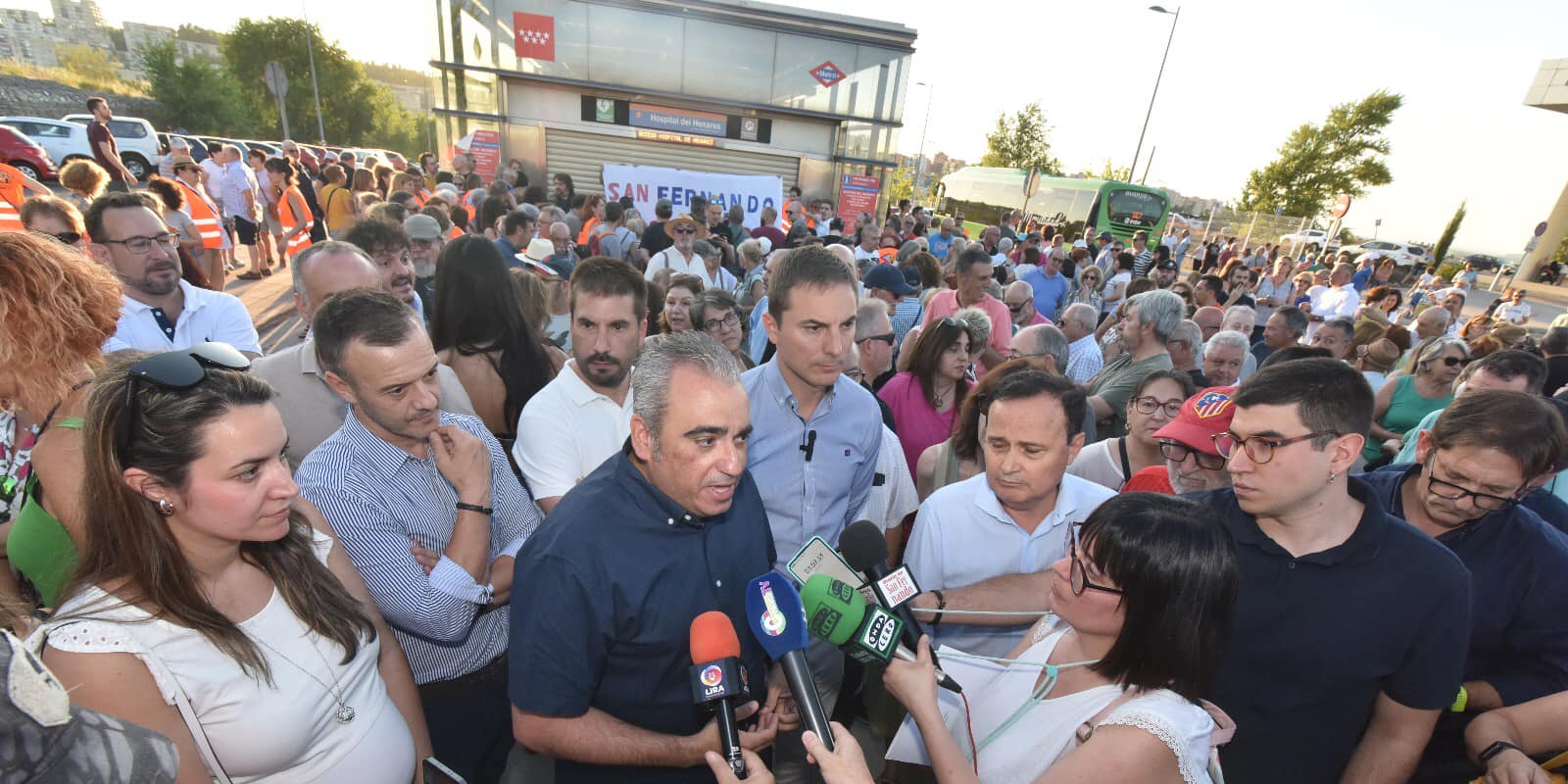 Gran asistencia de personas en la concentración convocada por los Ayuntamientos de Coslada y San Fernando para reclamar una solución definitiva para la línea 7b de Metro.