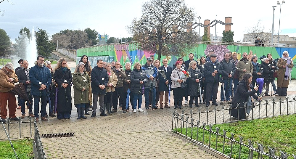 Coslada recuerda a las víctimas del 11-M con una declaración institucional y una ofrenda floral.