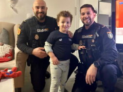 FOTOGRAFIA AGENTES Y NIÑO