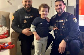 FOTOGRAFIA AGENTES Y NIÑO