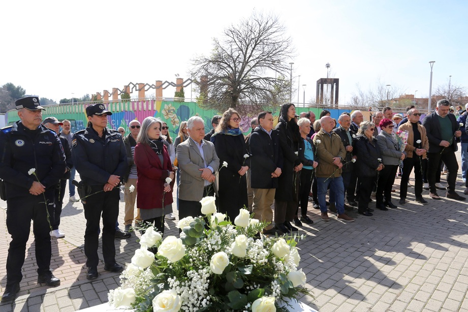 Coslada recuerda a las víctimas del 11-M con una declaración institucional y ofrenda floral.